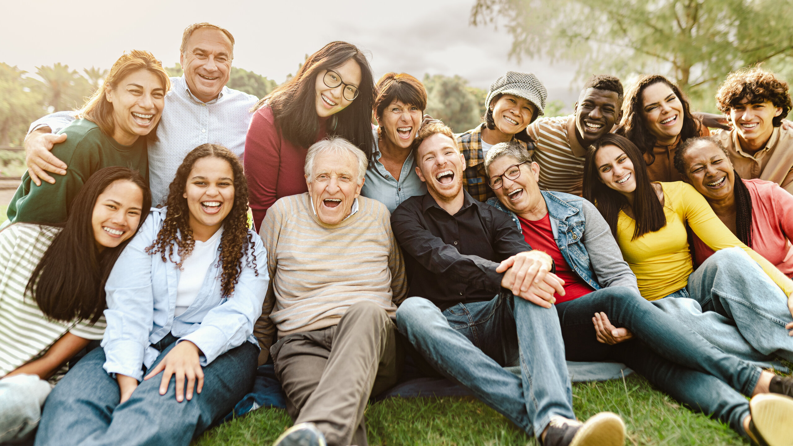 Fröhliche Menschen verschiedener Generationen